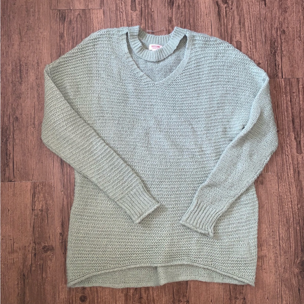 Mossimo Women's v- neck Sweater size Medium